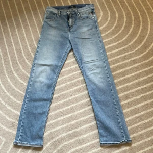 Ljusblå jeans från Replay - Säljer ett par ljusblå jeans från Replay i storlek 166cm 16A, fint skick, skriv vid funderingar! 