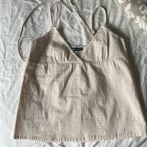 Brandy Melville topp - Sååå fin topp från Brandy Melville. Helt i nyskick och använd ett fåtal gånger. Den tredje bilden är den som blir mest lik toppens färg i verkligheten. Priset går självklart att diskutera💕
