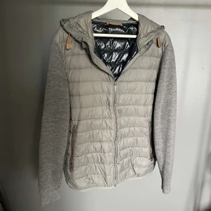 Massimo dutti cardigan - Riktigt snygg Massimo dutti cardigan, väldigt liten defekt, se bild. Etiketten säger XXL men sitter betydligt mindre. Modellen är 188.