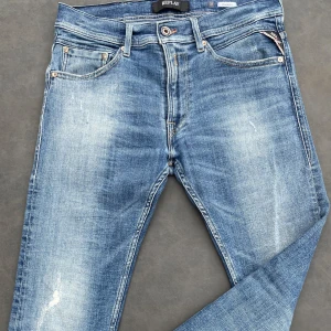 Replay Jeans - Aldrig använda, som nya. Nypris på omkring 2000kr. Hör av er vid frågor eller funderingar!!