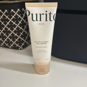Purito Oat In Calming Gel Cream - Purito Oat In Calming Gel Cream är en ansiktsgel med havreextrakt som lugnar huden. Tuben är vit med beige lock och rymmer 100 ml. Formulan är vegansk och innehåller oat seed water för extra återfuktning. Perfekt för dig som vill ha en lätt och svalkande gelkräm i din hudvårdsrutin.