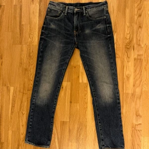 Levi’s 511 mörkblå  - Säljer dessa riktigt snygga jeans ifrån Levi’s i topp skick⭐️ storleken är 33/32 och färgen är mörkblå🙌 bara att höra av sig vid minsta fråga eller fundering😊