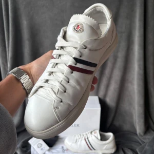 Moncler skor - Moncler skor skor | orginalstorlek 40, passar oftast mer mot 41, fråga om innermått vid osäkerhet | ingår: box, dustbag, äkthetskort | fraktar spårbart eller möts upp i Täby📍
