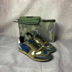 Valentino rockrunners -  Mycket fint skick | Size 44 | fraktar spårbart inom 24 timmar | för att köpa klicka ”köp nu” | vid frågor eller funderingar skriv en meddelande 