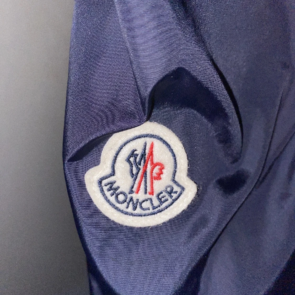 Mörkblå vindjacka från Moncler med huva - 3