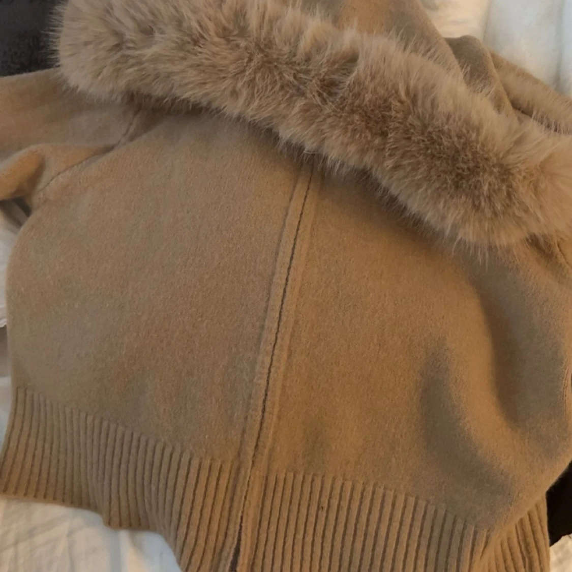 Beige teddyjacka med pälskrage - 3