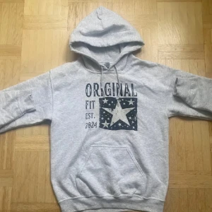 Söker en scndi hoodie! Grå/blå! - SÖKER❗️❗️ spelar ingen roll vilken färg grå eller blå! Storlek Xs-s, jag är 165 lång så helst nån som är 165-175 som har nån hoodie! Så antingen storlek xs eller s funkar!😊