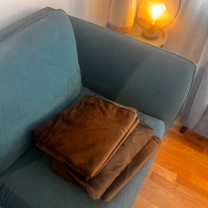 Brun sammetsgardiner  - Säljer 4 st gardiner i mjuk sammet.