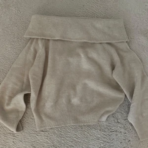 Beige offshoulder stickad tröja -  beige stickad tröja med offshoulder hals som inte passar mig längre 💗 