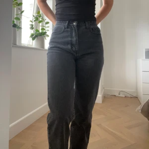 Svarta raka jeans med hög midja - Säljer ett par svarta jeans med hög midja och raka ben. Modellen ROWE från Weekday. Storlek W27 L32