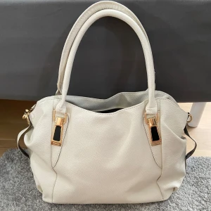 Handväska - Säljer en snygg vit handväska från shein, aldrig använd, nypris 152kr