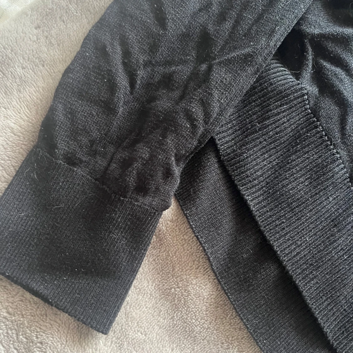 Svart v-ringad stickad tröja H&M XS - 2