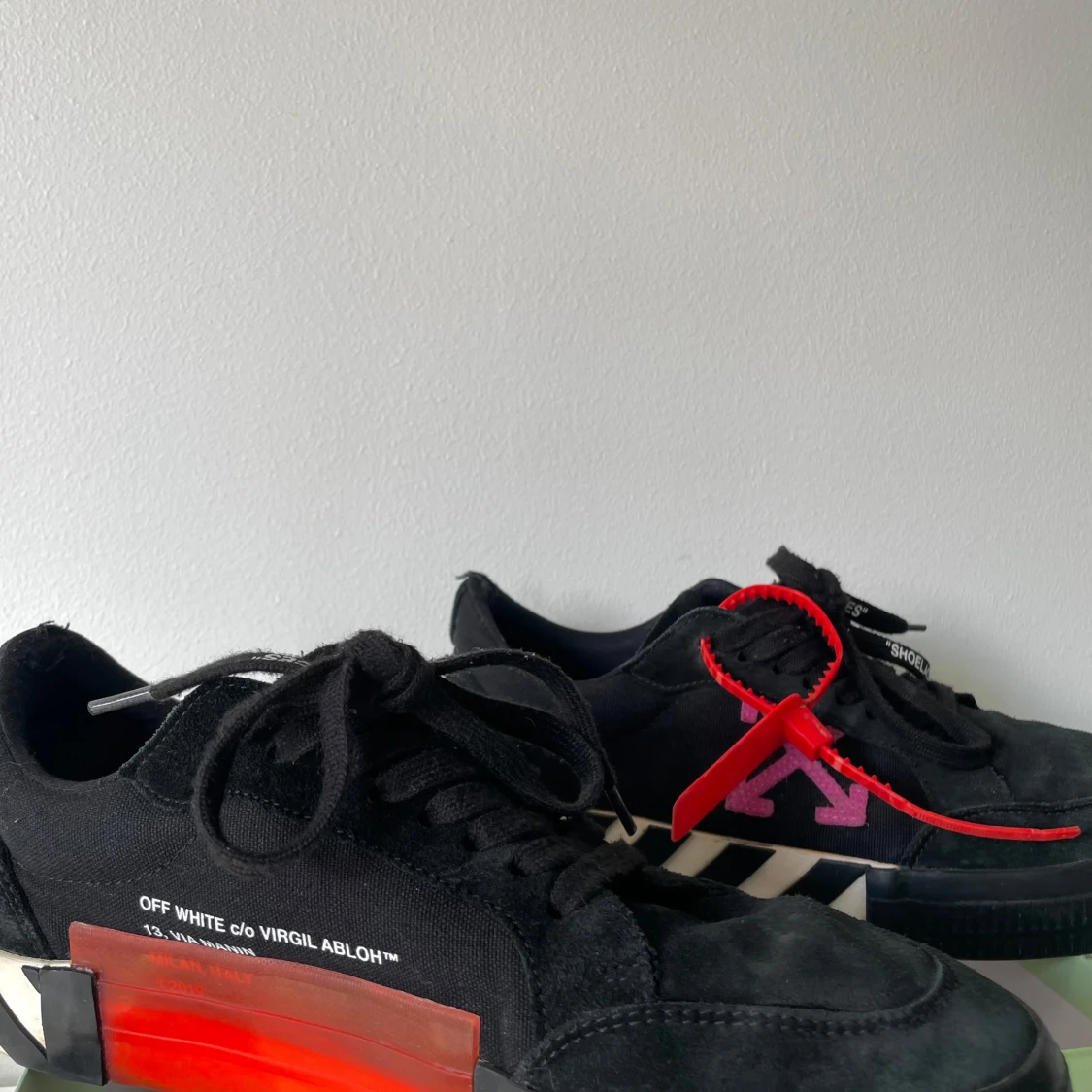 Off-White svarta sneakers med röd tag - 1
