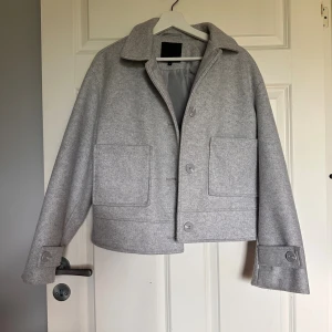 Grå jacka med stora fickor från Lager157 - Snygg grå jacka från Lager 157 med stora fyrkantiga fickor framtill i storlek M. Har aldrig använt och den är i nyskick 💞