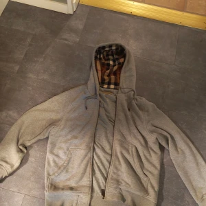 Burberry hoddie - Säljer en grå hoodie från Burberry i storlek L. 