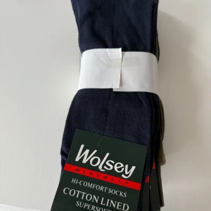Wolsey bomullsstrumpor i mixade färger 12 pack - Flera par mjuka och sköna strumpor från Wolsey i olika färger som svart, mörkblå, beige, brun och olivgrön. Perfekta vardagsstrumpor i klassisk modell, tillverkade i bomull för extra komfort. Snygga och stilrena utan mönster, passar till allt. 12 pack 5 par svarta, 3 par blåa, 2 par gröna, 1 par bruna 1 par beiga storlek 39-45 helt nya!