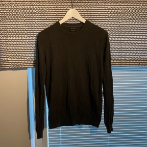 Mörkgrön tröja från Massimo Dutti S - En stilren mörkgrön tröja från Massimo Dutti i storlek S. Tillverkad i en lyxig mix av bomull, silke och kashmir. Klassisk rund halsringning och långa ärmar, perfekt för dig som gillar en clean och enkel look.