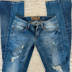 Blå jeans från ONLY, 26/34 - JÄTTE snygga jeans från only med hål. Dem är utsydda själv från skinny till bootcut!🩷 skriv om frågor! Pris kan diskuteras!