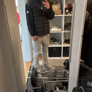Moncler cardigan - . Har ett hål vid axeln inget man tänker på dock jag märkte det efter 5 månader av andvänding så inget man tänker på. Nfc scan funkar och allt sånt sitter bra på mig som är 170. Hålet går lätt att fixa om man tar in den till en skräddare eller om man kan sy