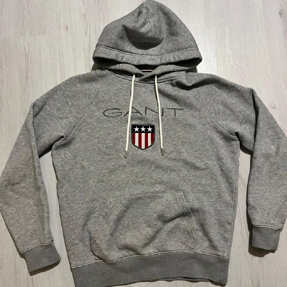 Grå hoodie från GANT med logga