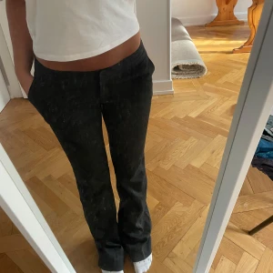 Gråa kostymbyxor  - Säljer ett par gråa kostymbyxor med låg midja och raka ben. Jag är 170 cm!