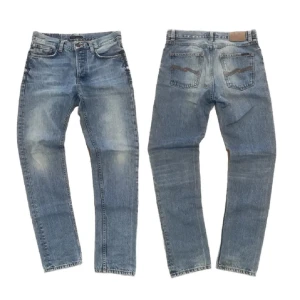 Levi's 511 blå jeans straight fit - Snygga blå Levi's 511 jeans med klassisk femficksdesign och raka ben. Jeansen har en lätt tvättad look med slitningar på framsidan och bakfickor med Levi's signaturdetaljer. Perfekta för en chill och stilren vardagsoutfit.