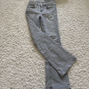 Gråa jeans - Superfina gråa bootcut jeans från Gina. Storlek 36. Finns en superliten fläck på ena knät som jag tror går bort i tvätten, men garanterar inget. Använda en gång💕
