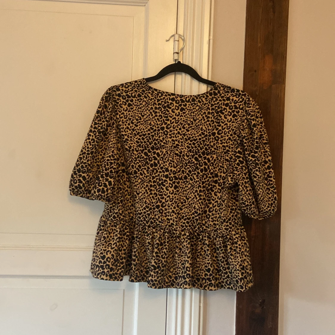 Leopardmönstrad blus med volang - 1