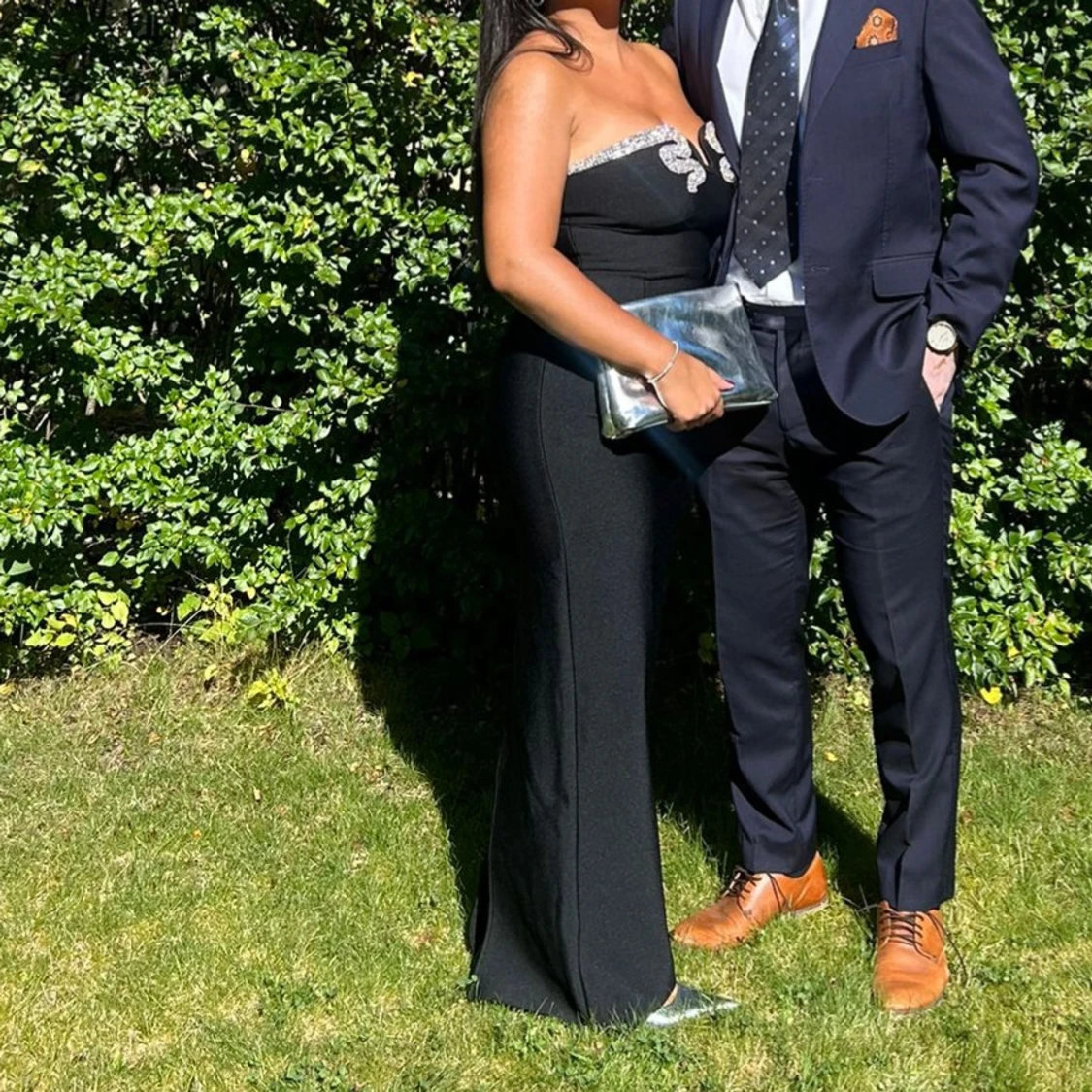 Svart långklänning med paljettdetaljer - 1