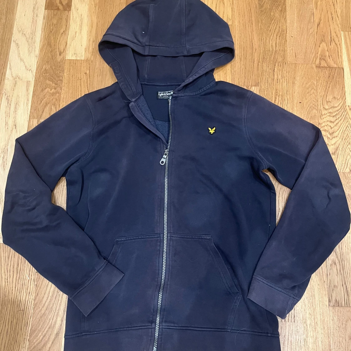 𧄠Stilren hoodie i mörkblÄtt