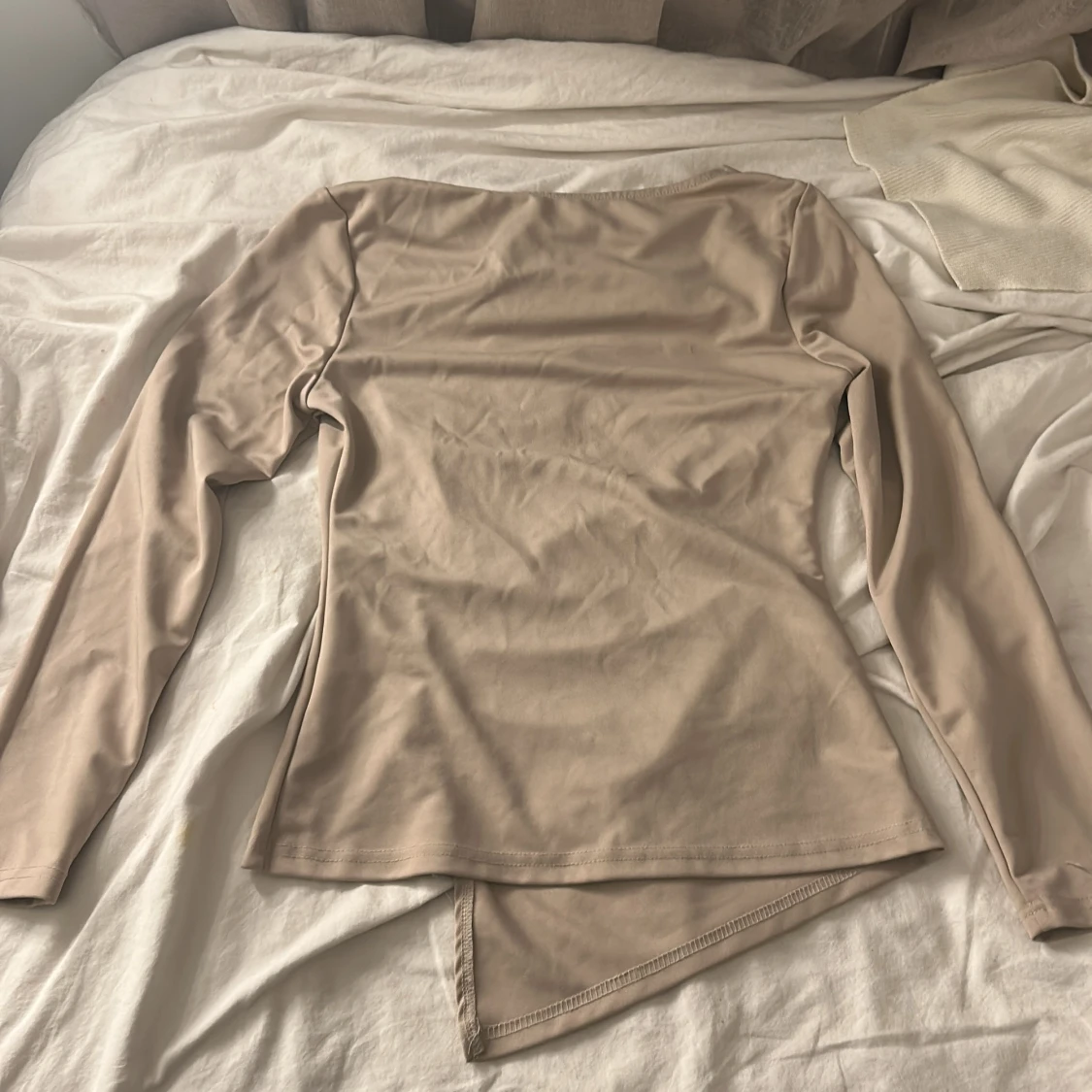 Beige långärmad omlottopp - 1