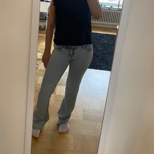 Ljusblå lågmidjade jeans - Säljer dessa fina ljusblåa jeans som är använda en del💕