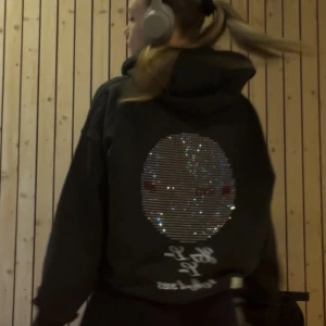 ISO Yung Lean Hoodie - Letar efter denna Yung Lean hoodie i L. Har den i M så kan byta med någon som vill ha en mindre. Alt köpa om någon har att sälja!!! Konserthoodien från 1 Mars 2025 Globen OBS!! Den i M är inte till försäljning, endast byte mot en L