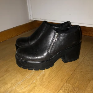 Svarta boots med dragkedja - Snygga svarta boots från Vagabond med klack och dragkedja på sidan. Fint använt skick, några små märken, se bilder. Pris diskuterbart, möts helst upp!