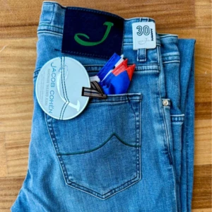  Jacob Cohën 622 - Säljer ett par helt nya Jacob Cohën jeans i storlek 30. Det är en exklusiv modell med en snygg ljus tvätt och premiumkänsla. Handgjorda i Italien med riktigt bra kvalitet, vilket gör dem både stiliga och bekväma. Model 622 (nick)      • Storlek: 30 • Färg: Ljusblå • Skick: Helt nya, aldrig använda                                        
