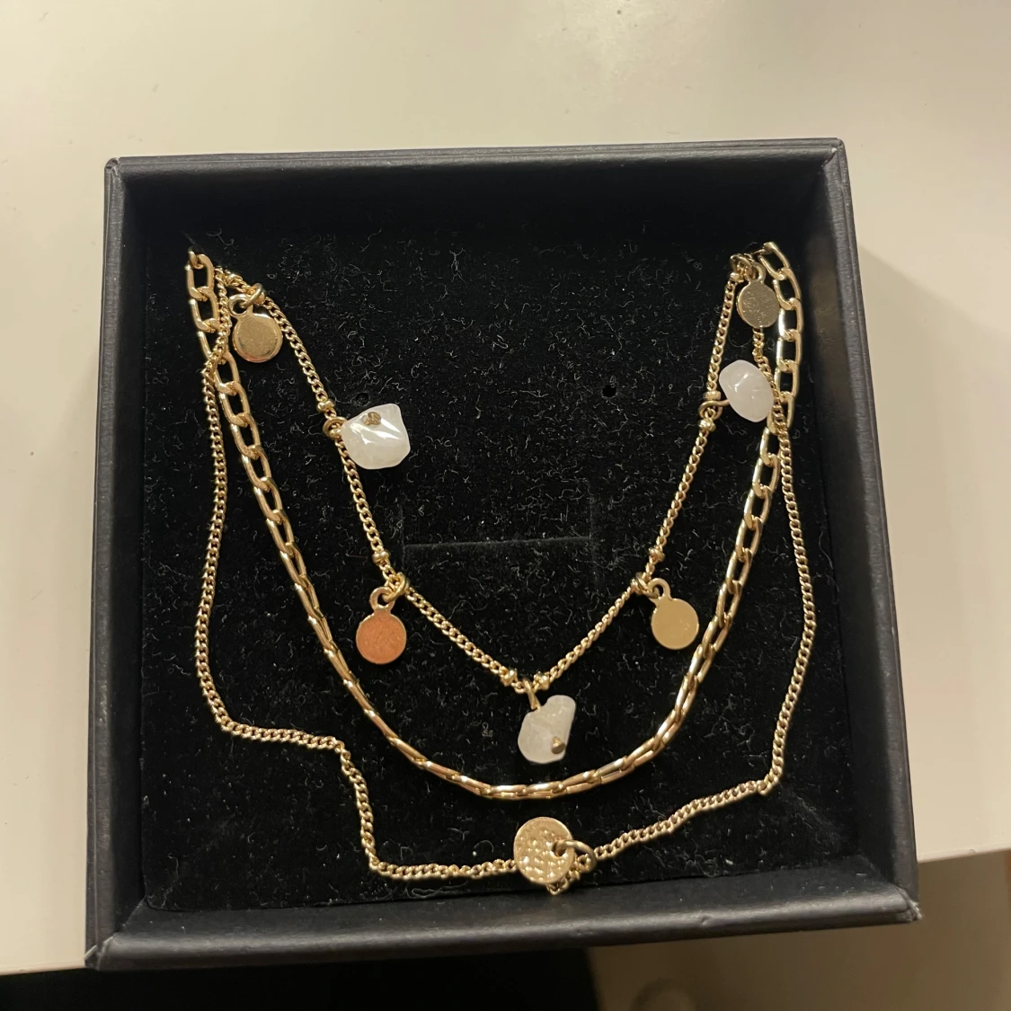 Guldhalsband med flera kedjor och berlocker - 1