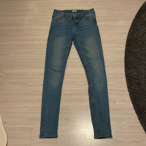 Blå skinny jeans - Snygga blå skinny jeans med klassisk femficksdesign och dragkedja. Perfekta för en stilren look. Passar till både sneakers och boots.