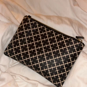 Svart och vit mönstrad kuvertväska - Säljer denna fina lilla väskan!🥰