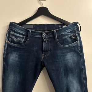 Replay anbass 30/30 - Feta jeans med snygg tvätt. Köpte på replay butiken för cirka ett halvår sen. Inga defekter. Skriv vid fundering.