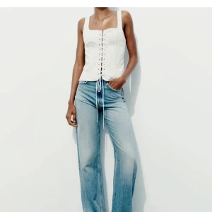 Vit ribbad korsett - Snygg vit ribbad korsett med snörning framtill🥰😍 