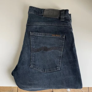 Nudie jeans - Tjena, säljer mina mörkblå Nudie Jeans i den trendiga modellen Grim Tim. Jeansen är knappt använda, cond 8/10. Nypris: 3200kr, hör av er vid minsta intresse//Vilmer
