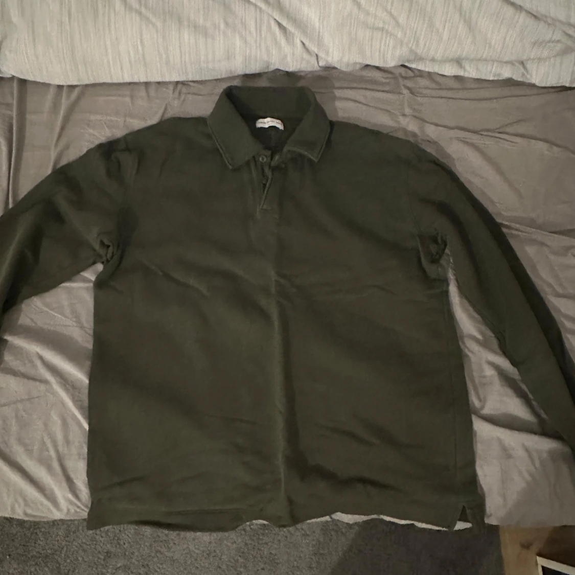 Olivgrön pikétröja