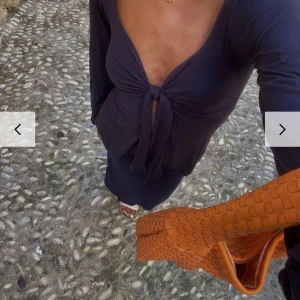 design by si maddy blouse - Snygg svart långärmad blus med knyt framtill. Blusen har en djup v-ringning och är perfekt för en stilren look. Passar bra till både jeans och kjol. Lånade bilder men ör i bra skick