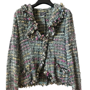 Flerfärgad tweedjacka  Chanelinspirerad från GareDeRobe  - Säljer en unik flerfärgad tweedjacka GareDeRobe med fransiga detaljer och en härlig mix av färger som rosa, blå, gul och svart. Jackan har en klassisk passform med långa ärmar och en elegant struktur. Perfekt för att ge din outfit en lyxig touch.