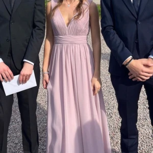 Ljusrosa långklänning/balklänning  - Ljusrosa balklänning som jag endast använt en gång på ett bröllop. Jättefint skick! Nypris runt 1500kr. Skulle säga att den passar xs/s 