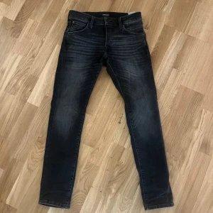 Jack Jones jeans - Tja, säljer ett par snygga jeans från Jack and Jones i modellen Slim/Glenn. Mycket bra skick och inte använt så mycket. Storlek 28W 30L och sitter mycket skönt och bra. Kan byta, skriv vid frågor eller funderingar om ni är osäkra. 