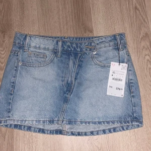 Blå jeanskjol - Säljer min helt nya jeanskjol från Zara då den inte passar mig. Prislappen sitter kvar. Skriv vid frågor💗