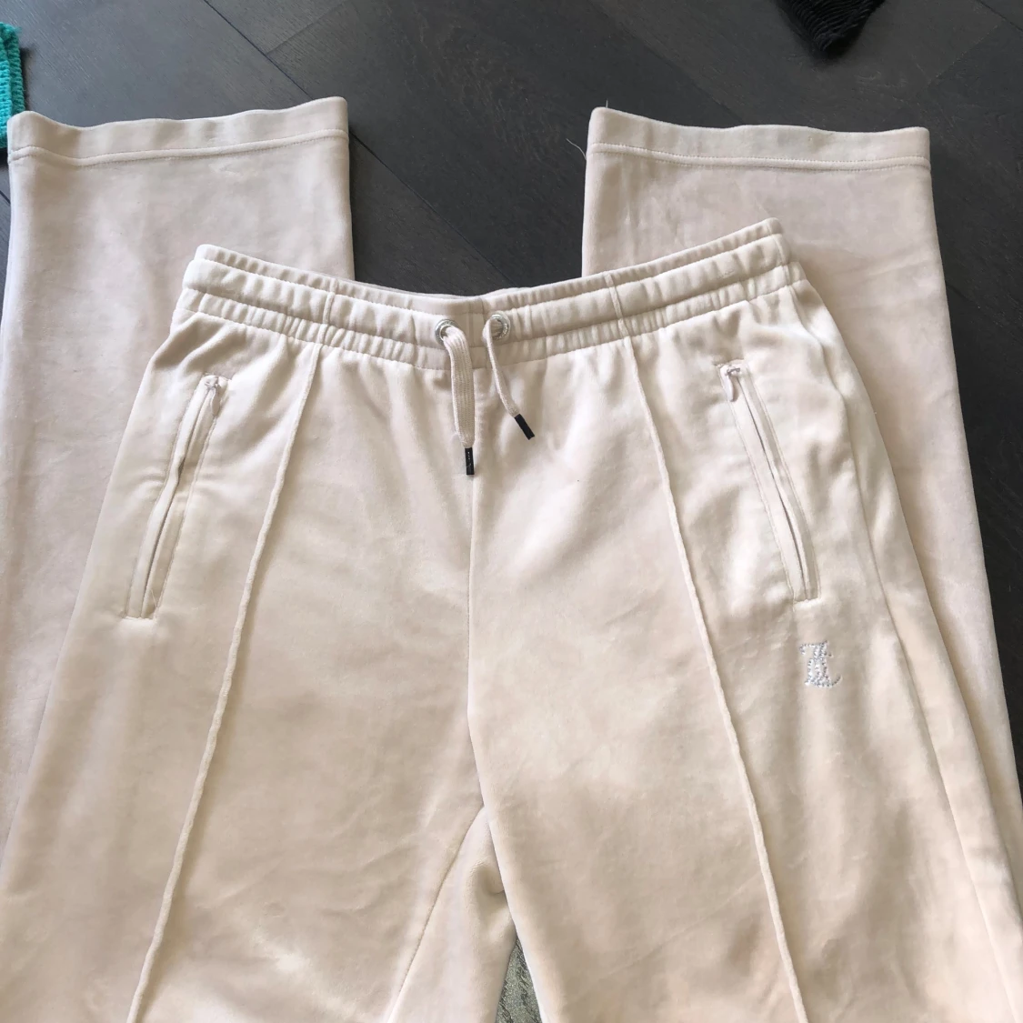 Beige mjukisbyxor från Juicy Couture - 1