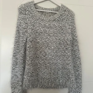Tröja - En tråd som är lös (se sista bilden), annars i bra skick.