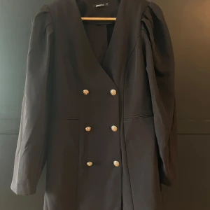 Kavajklänning - Snygg klänning i kavajstil med guldknappar. Använd endast en gång. 